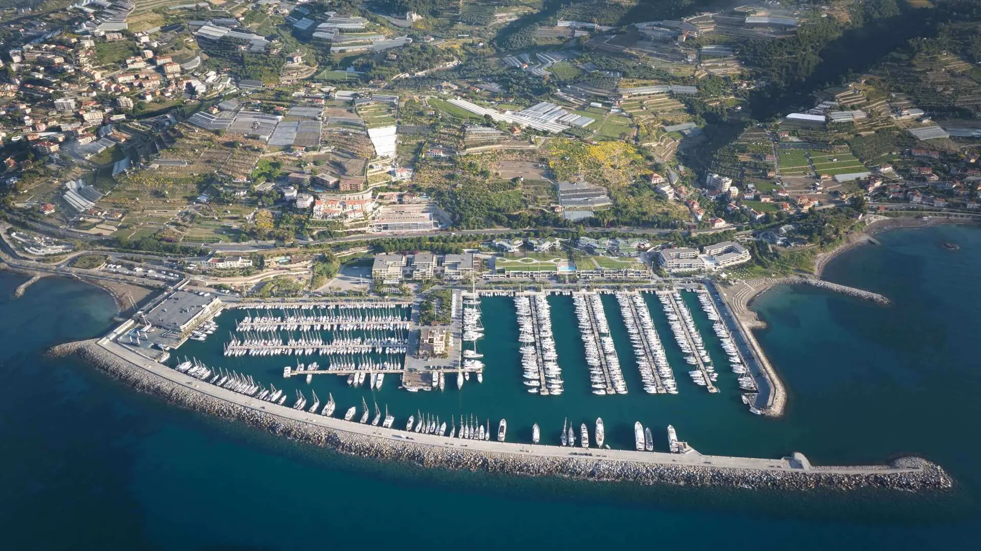 Salpare dal Marina degli Aregai: itinerari imperdibili tra borghi e baie